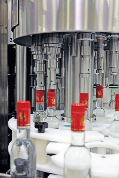 Máquina para colocar tapones de plástico a presión